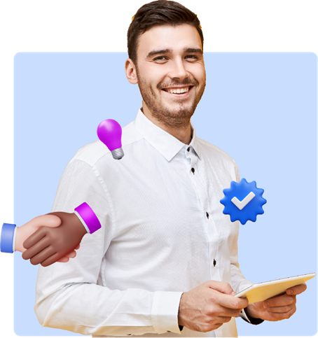 Homem sorrindo e olhando para o lado